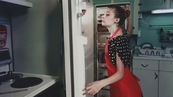 Если вы решили похудеть, не заглядывайте в холодильник слишком часто - Sputnik Беларусь