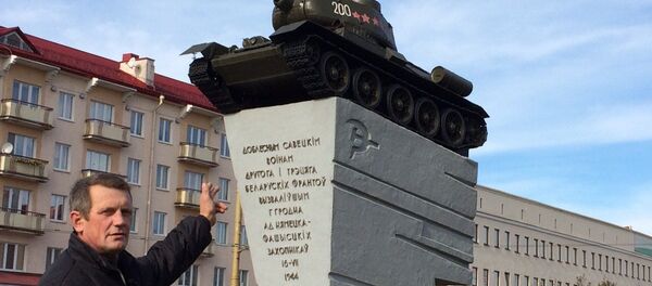 Гродненский Т-34 стоит на высоте не менее 6 метров - залезть к нему и не вызвать подозрения довольно сложно Гродненский Т-34 стоит на высоте не менее 6 метров - залезть к нему и не вызвать подозрения довольно сложно - Sputnik Беларусь