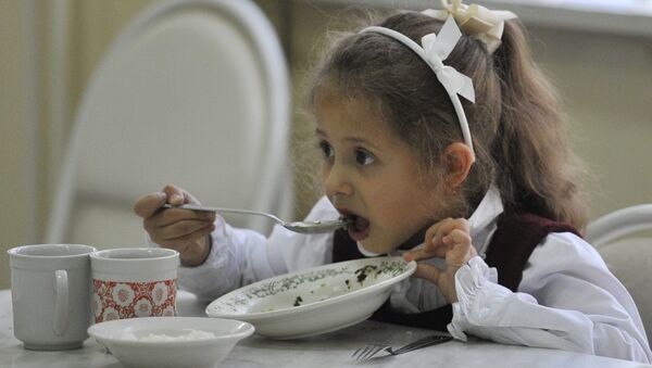 Ребенок обедает в школьной столовой - Sputnik Беларусь