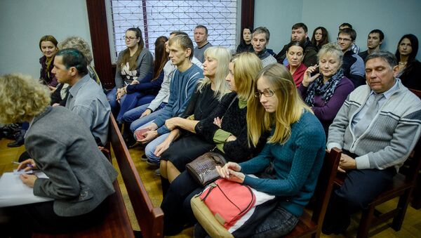 Родственники, знакомые потерпевшего и обвиняемого, журналисты накануне заседания - Sputnik Беларусь