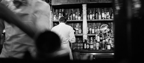Посетители в баре - Sputnik Беларусь