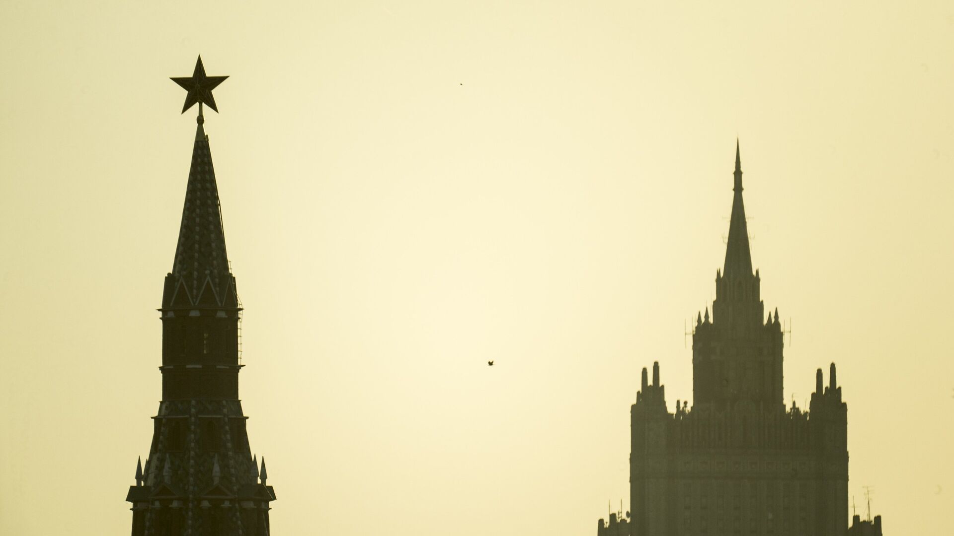 Водовзводная башня Московского Кремля и высотное здание министерства иностранных дел РФ - Sputnik Беларусь, 1920, 06.08.2022