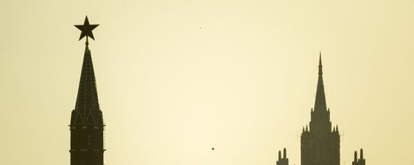 Водовзводная башня Московского Кремля и высотное здание министерства иностранных дел РФ Водовзводная башня Московского Кремля и высотное здание министерства иностранных дел РФ - Sputnik Беларусь