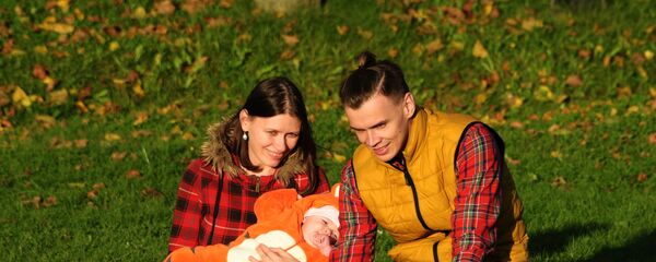 Молодая семья с ребенком, архивное фото - Sputnik Беларусь