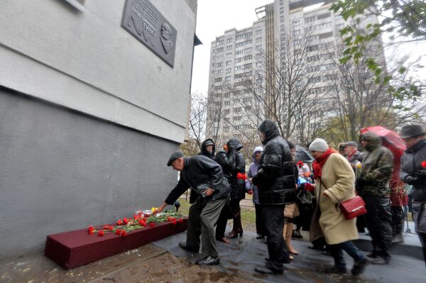 Минчане возлагают цветы к открывшемуся мемориальному знаку - Sputnik Беларусь