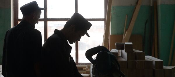 Заключенные работают в столярном цехе - Sputnik Беларусь