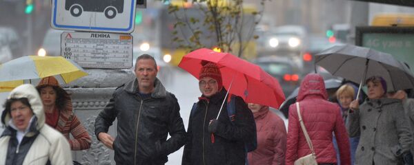 Минчане на остановке городского транспорта Минчане на остановке городского транспорта - Sputnik Беларусь