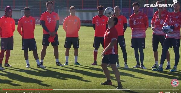 Бразильский фристайлист развлекает игроков мюнхенской Баварии - Sputnik Беларусь