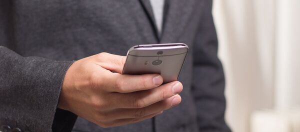 Мужчына са смартфонам Мужчына са смартфонам - Sputnik Беларусь