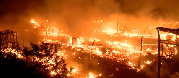 СПУТНИК_Крупный пожар возник в лагере мигрантов в Кале. Кадры с места ЧП СПУТНИК_Крупный пожар возник в лагере мигрантов в Кале. Кадры с места ЧП - Sputnik Беларусь