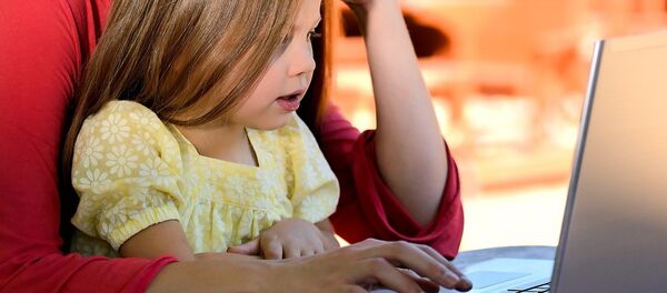 Девочка с мамой за компьютером - Sputnik Беларусь
