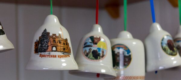 Сувеніры, якія вырабляюць інваліды, прадаюцца ў крамах нароўні прадукцыяй іншых вытворцаў Сувеніры, якія вырабляюць інваліды, прадаюцца ў крамах нароўні прадукцыяй іншых вытворцаў - Sputnik Беларусь