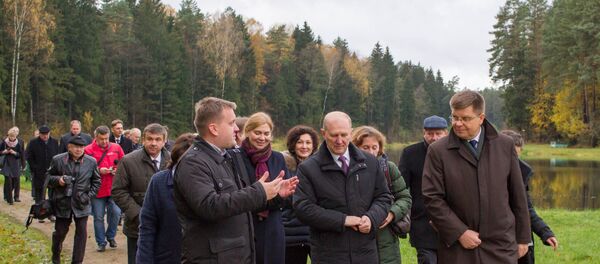 Экскурсовод рассказывает гродненскому губернатору и польскому маршалку об изюминках Августовского канала - Sputnik Беларусь
