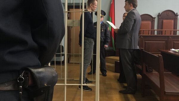 Байкер Шевцов разговаривает с адвокатами накануне прений строн - Sputnik Беларусь