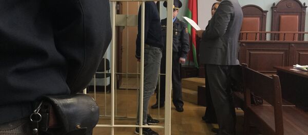 Байкер Шевцов разговаривает с адвокатами накануне прений строн - Sputnik Беларусь