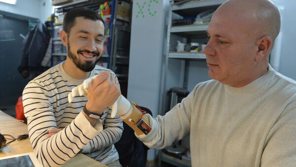 Создатель протеза программист Олег Гальцев и его отец - Sputnik Беларусь