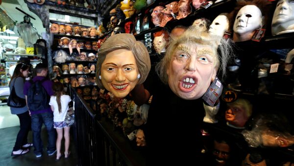 Маски кандидатов в президенты США Хиллари Клинтон и Дональда Трампа - Sputnik Беларусь