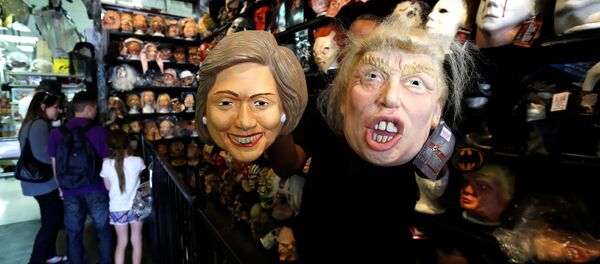 Маски кандидатов в президенты США Хиллари Клинтон и Дональда Трампа - Sputnik Беларусь