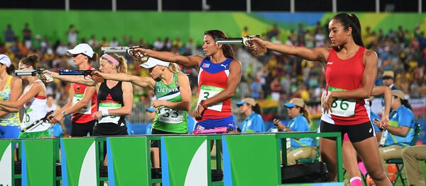 Спортсменки в соревнованиях по бегу и стрельбе (комбайну) среди женщин в современном пятиборье - Sputnik Беларусь