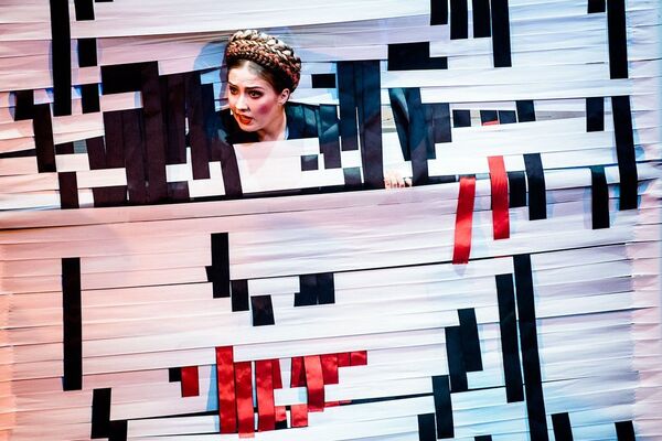 Соискатель российского паспорта, по мнению создателей спектакля, должен знать толк в стихосложении - Sputnik Беларусь