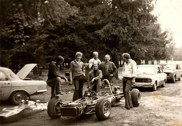 Гомельская команда Виктор Жданов, Николай Калинин, Алексей Сиротин, Иван Кобылянский, Алик Лукашун, Александр Хомяков (1975 год, Минская область, автодром Боровая) Гомельская команда Виктор Жданов, Николай Калинин, Алексей Сиротин, Иван Кобылянский, Алик Лукашун, Александр Хомяков (1975 год, Минская область, автодром Боровая) - Sputnik Беларусь