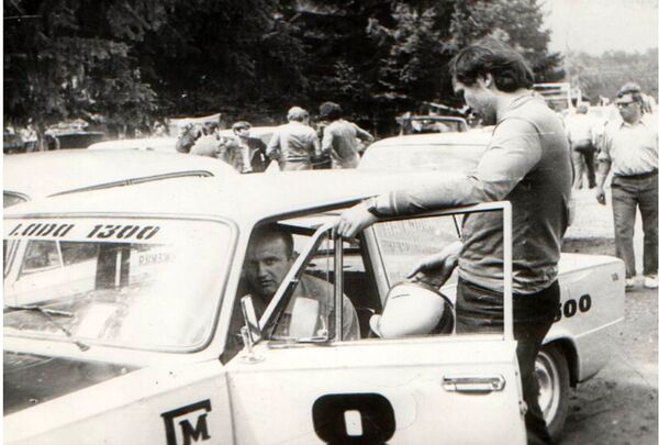 В середине 1970-х автомотоклуб вошел в состав областной структуры ДОСААФ Гомеля, перед стартом экипаж Иван Кобылянский – Андрей Лукъянович В середине 1970-х автомотоклуб вошел в состав областной структуры ДОСААФ Гомеля, перед стартом экипаж Иван Кобылянский – Андрей Лукъянович - Sputnik Беларусь