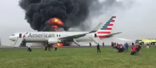 Спутник_Boeing загорелся после неудачного взлета в аэропорту Чикаго. Съемка очевидца - Sputnik Беларусь