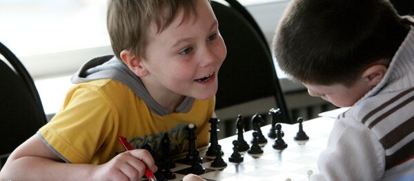 Дзеці гуляюць у шахматы Дзеці гуляюць у шахматы - Sputnik Беларусь