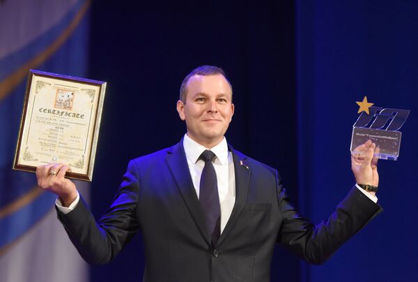 Гендиректор ОАО Гомельоблавтотранс Дмитрий Старостенко показывает коллегам космический сертифакт Гендиректор ОАО Гомельоблавтотранс Дмитрий Старостенко показывает коллегам космический сертифакт - Sputnik Беларусь