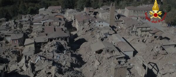 Момент обрушения здания во время землетрясения в центральной Италии - Sputnik Беларусь