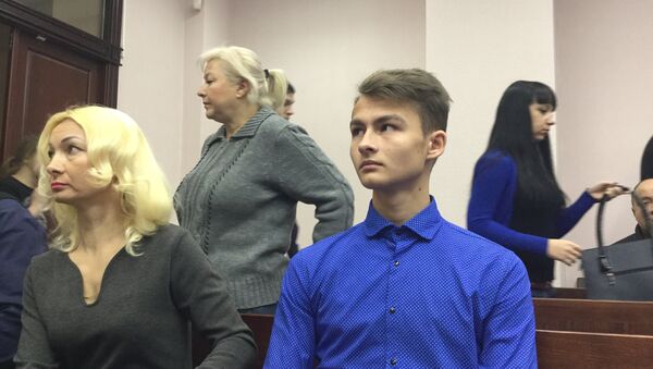 Обвиняемый в избиении спецназовца в суде рядом c матерью - Sputnik Беларусь