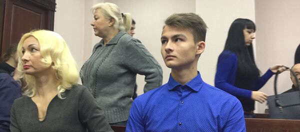 Обвиняемый в избиении спецназовца в суде рядом c матерью - Sputnik Беларусь