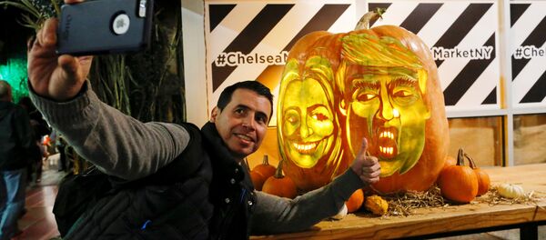 Портреты Хиллари Клинтон и Дональда Трампа на тыкве - Sputnik Беларусь