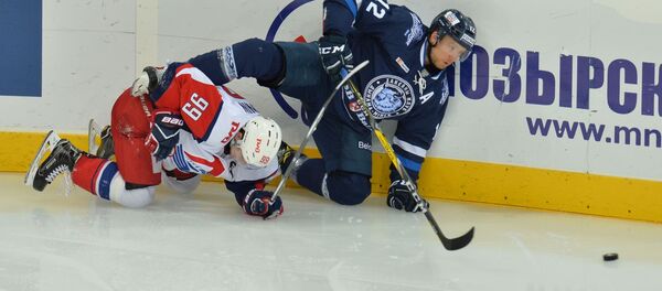 Форвард ХК Динамо-Минск Роб Клинкхаммер в матче против Локомотива (Ярославль) - Sputnik Беларусь