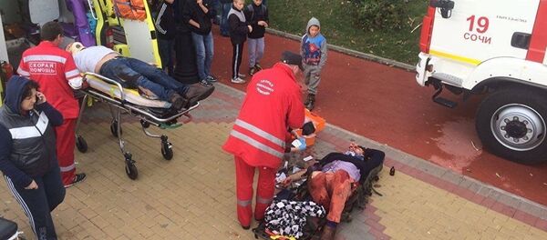 Медики работают на месте крушения вертолета в Сочи - Sputnik Беларусь