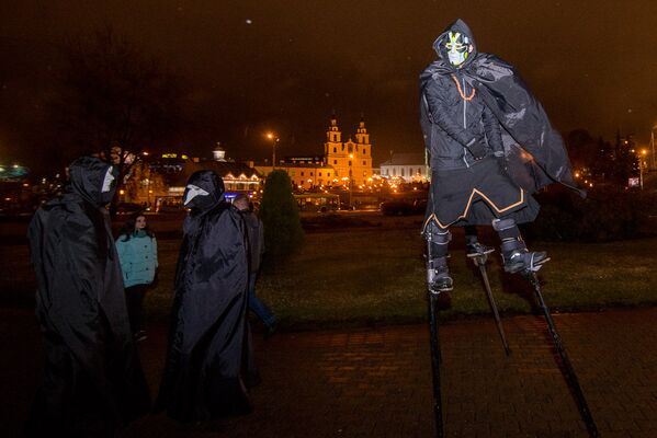В какой-то момент в толпе появились ребята в маскарадных костюмах и на ходулях - Sputnik Беларусь