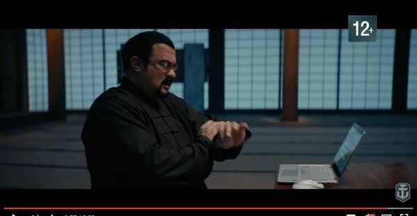 Кадр из рекламного ролика с участием актера Стивена Сигала - Sputnik Беларусь