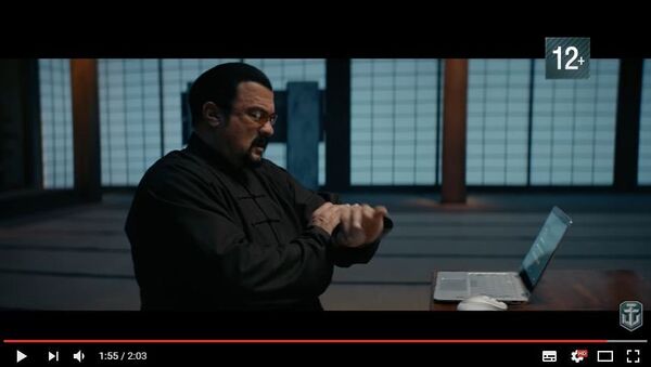Кадр из рекламного ролика с участием актера Стивена Сигала - Sputnik Беларусь