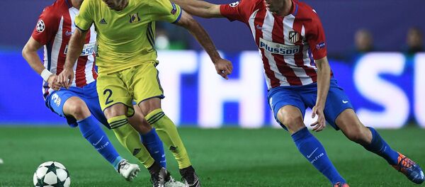 Игрок ФК Атлетико Филипе Луис, игрок ФК Ростов Тимофей Калачёв и игрок ФК Атлетико Диего Годин (слева направо) - Sputnik Беларусь