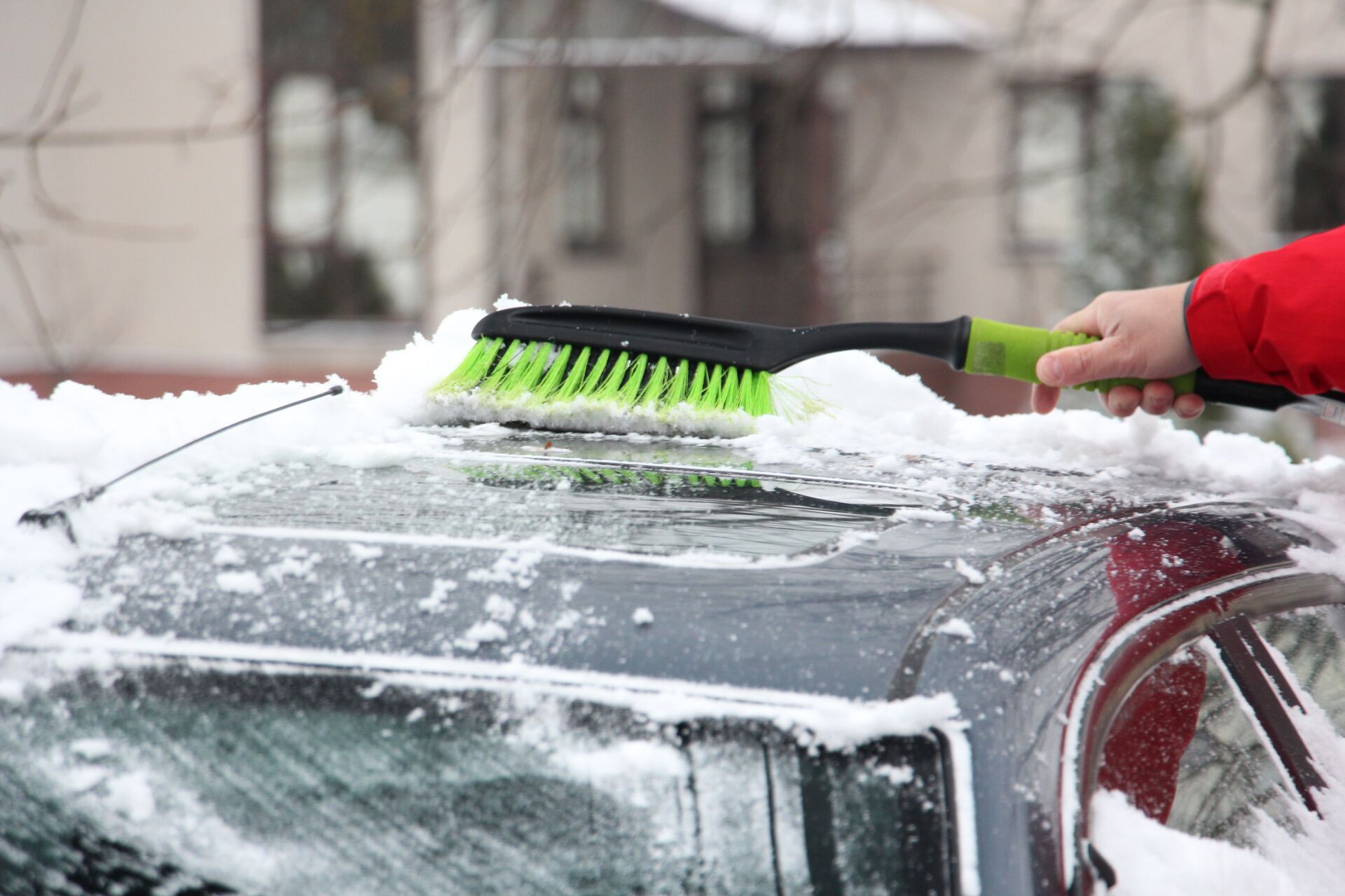 Очистка машины от снега - Sputnik Беларусь, 1920, 04.02.2026