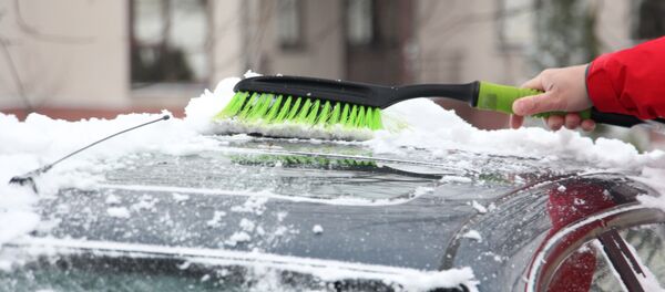 Очистка машины от снега - Sputnik Беларусь