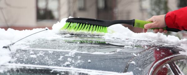 Очистка машины от снега - Sputnik Беларусь