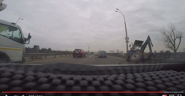 Кадр видеорегистратора, заснявшего ДТП на МКАД Кадр видеорегистратора, заснявшего ДТП на МКАД - Sputnik Беларусь