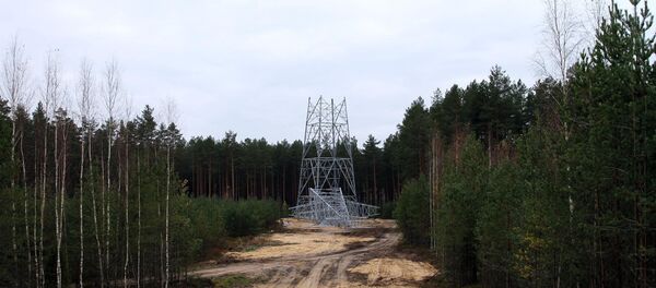 Установка опор ЛЭП под Молодечно - Sputnik Беларусь