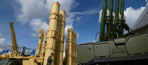 Зенитная ракетная система (ЗРС) Антей-2500 (слева) и зенитный ракетный комплекс (ЗРК) Бук-М2Э - Sputnik Беларусь