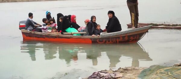 Беженцы из Мосула на лодках переправились через реку Тигр Беженцы из Мосула на лодках переправились через реку Тигр - Sputnik Беларусь