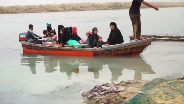 Беженцы из Мосула на лодках переправились через реку Тигр - Sputnik Беларусь