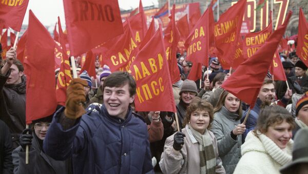 Участники праздничной демонстрации - Sputnik Беларусь