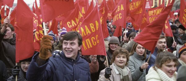 Участники праздничной демонстрации - Sputnik Беларусь