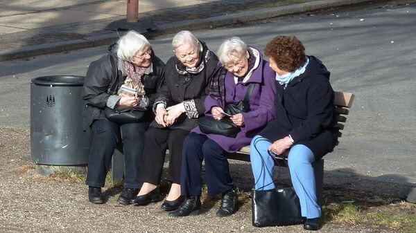 Пожилые женщины на сидят скамейке, архивное фото - Sputnik Беларусь